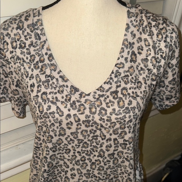 ‘Kailey Beige’ Relaxed V Neck Leopard Tee - Picture 6 of 7